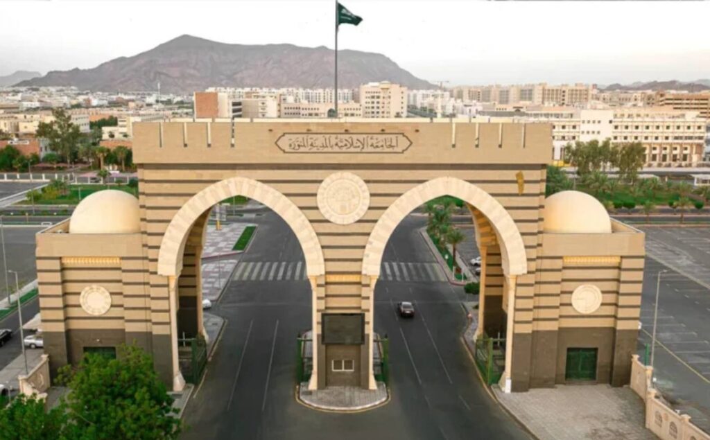 تنفيذ بوابة بالجهة الشمالية الشرقية لسور الجامعة — الجامعة الإسلامية